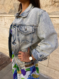 Giubbotto in jeans slavato.