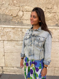 Giubbotto in jeans slavato.