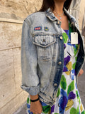 Giubbotto in jeans slavato.