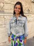 Giubbotto in jeans slavato.