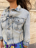 Giubbotto in jeans slavato.