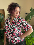 Camicia floreale nera e fucsia